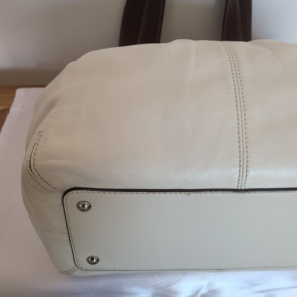 Mint Condition Y2K COACH Soho Pleated White and Brown (Full Grain) Leather Bag - Picture 9 of 14
